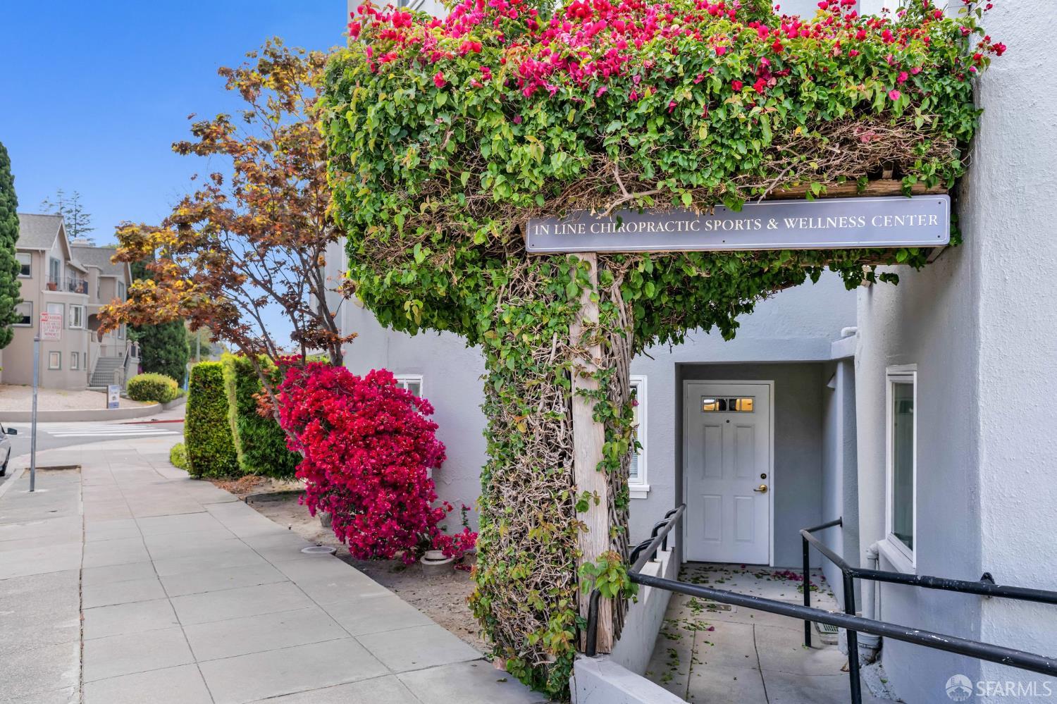 Detail Gallery Image 4 of 22 For 2108 Lakeshore Ave, Oakland,  CA 94606 - 10 Beds | 4/1 Baths