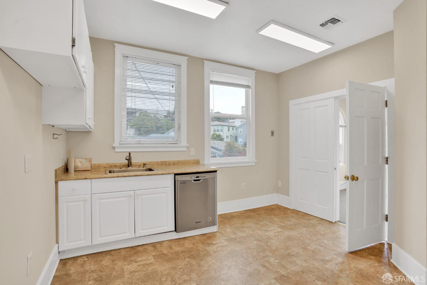 Detail Gallery Image 14 of 22 For 2108 Lakeshore Ave, Oakland,  CA 94606 - 10 Beds | 4/1 Baths