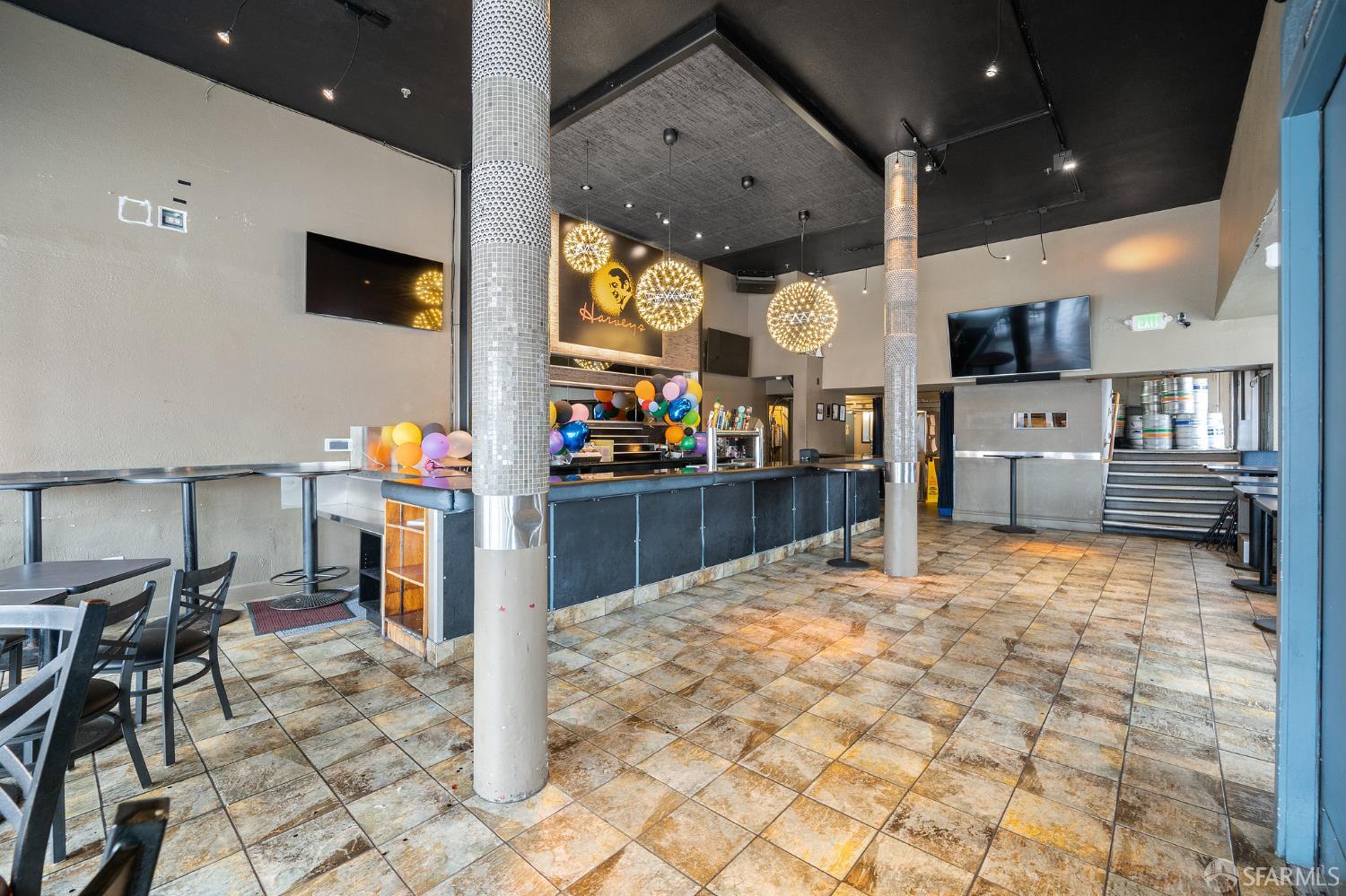 Detail Gallery Image 3 of 26 For 500 Castro St, San Francisco,  CA 94114 - – Beds | – Baths