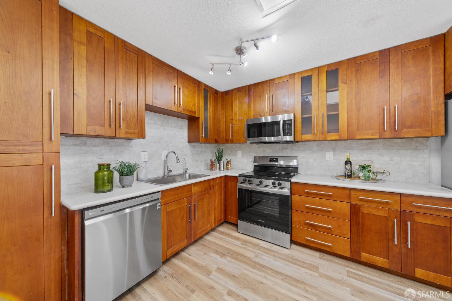 Detail Gallery Image 7 of 23 For 338 Deanne Ln, Daly City,  CA 94014 - 3 Beds | 3 Baths