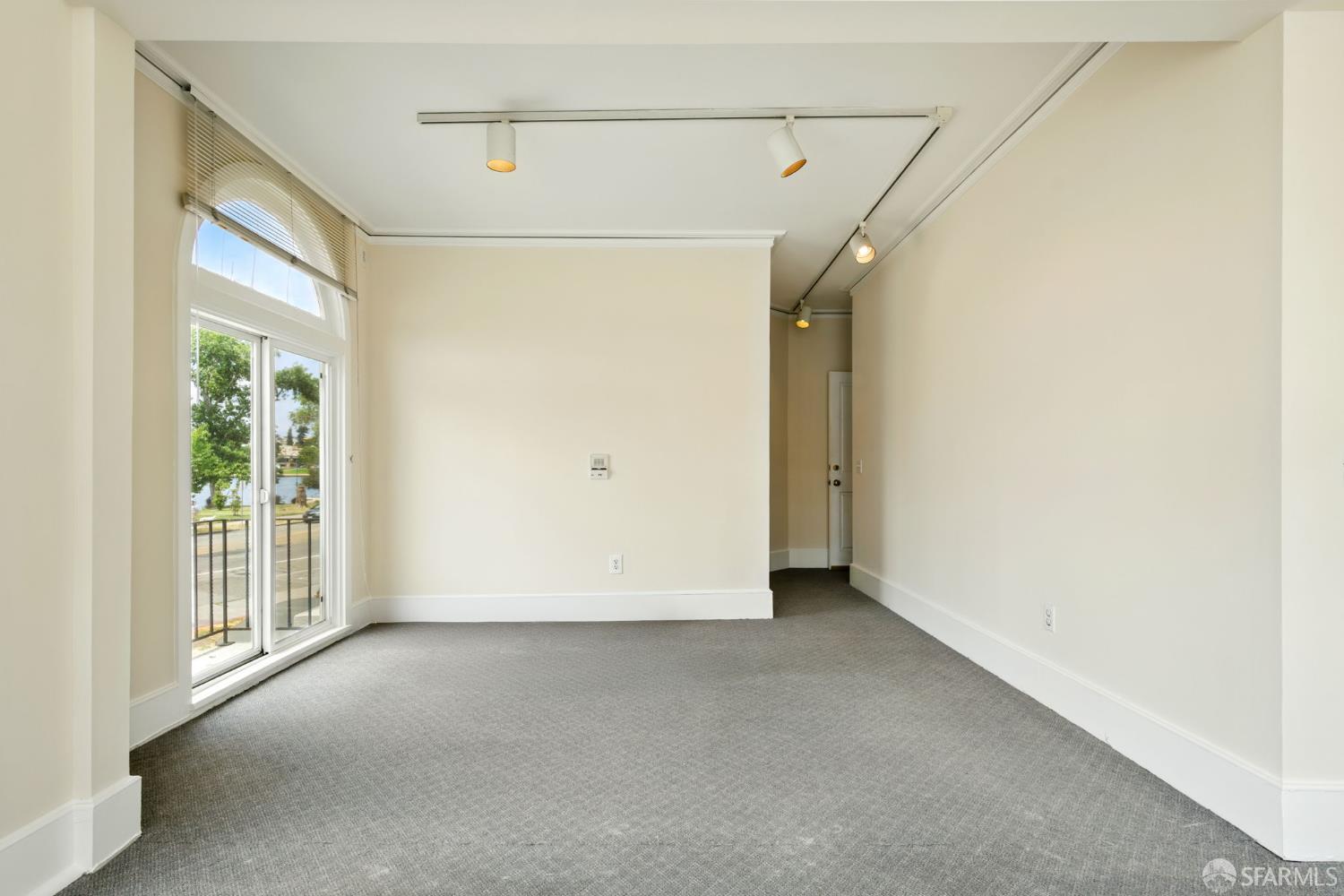 Detail Gallery Image 11 of 22 For 2108 Lakeshore Ave, Oakland,  CA 94606 - 10 Beds | 4/1 Baths