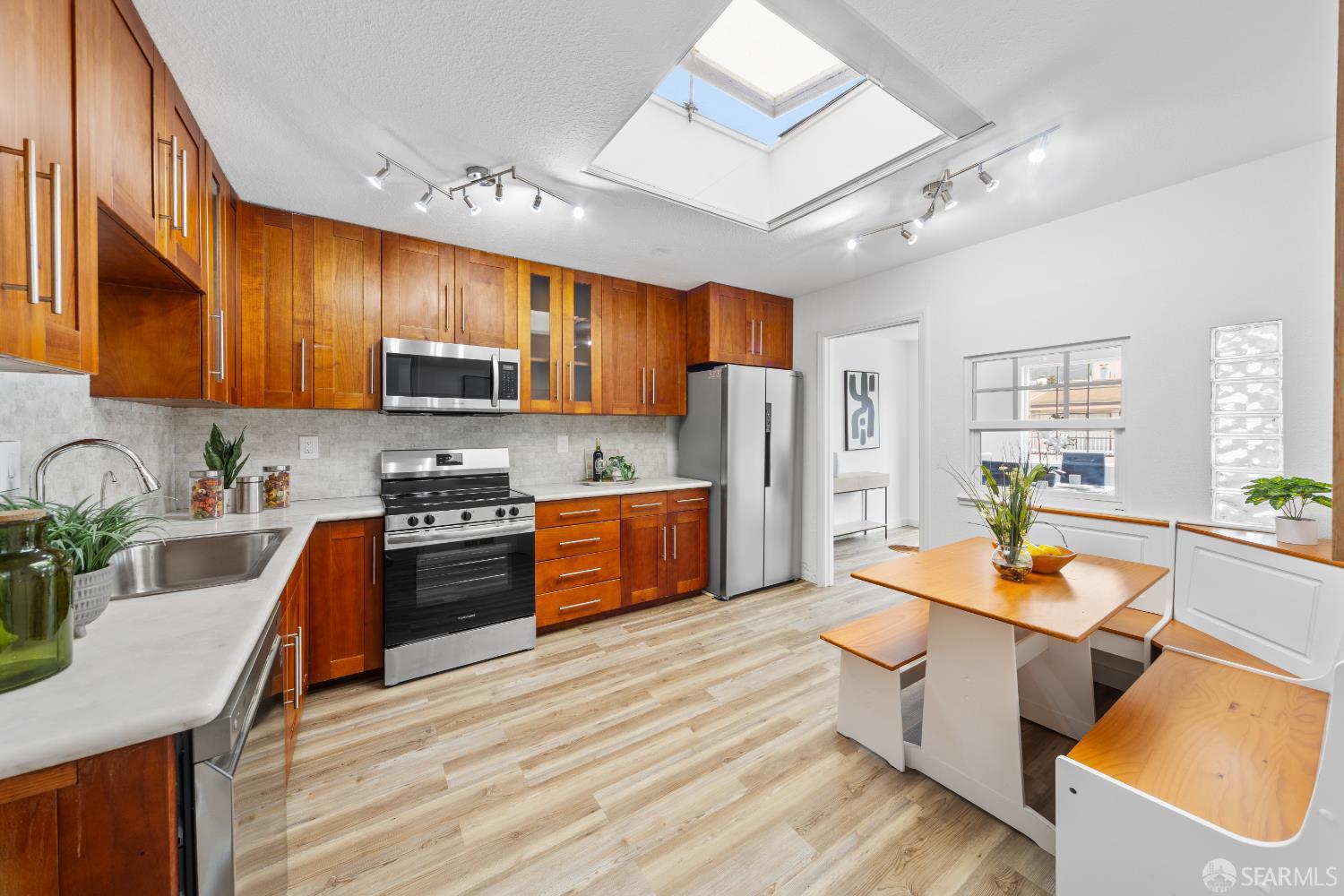 Detail Gallery Image 6 of 23 For 338 Deanne Ln, Daly City,  CA 94014 - 3 Beds | 3 Baths