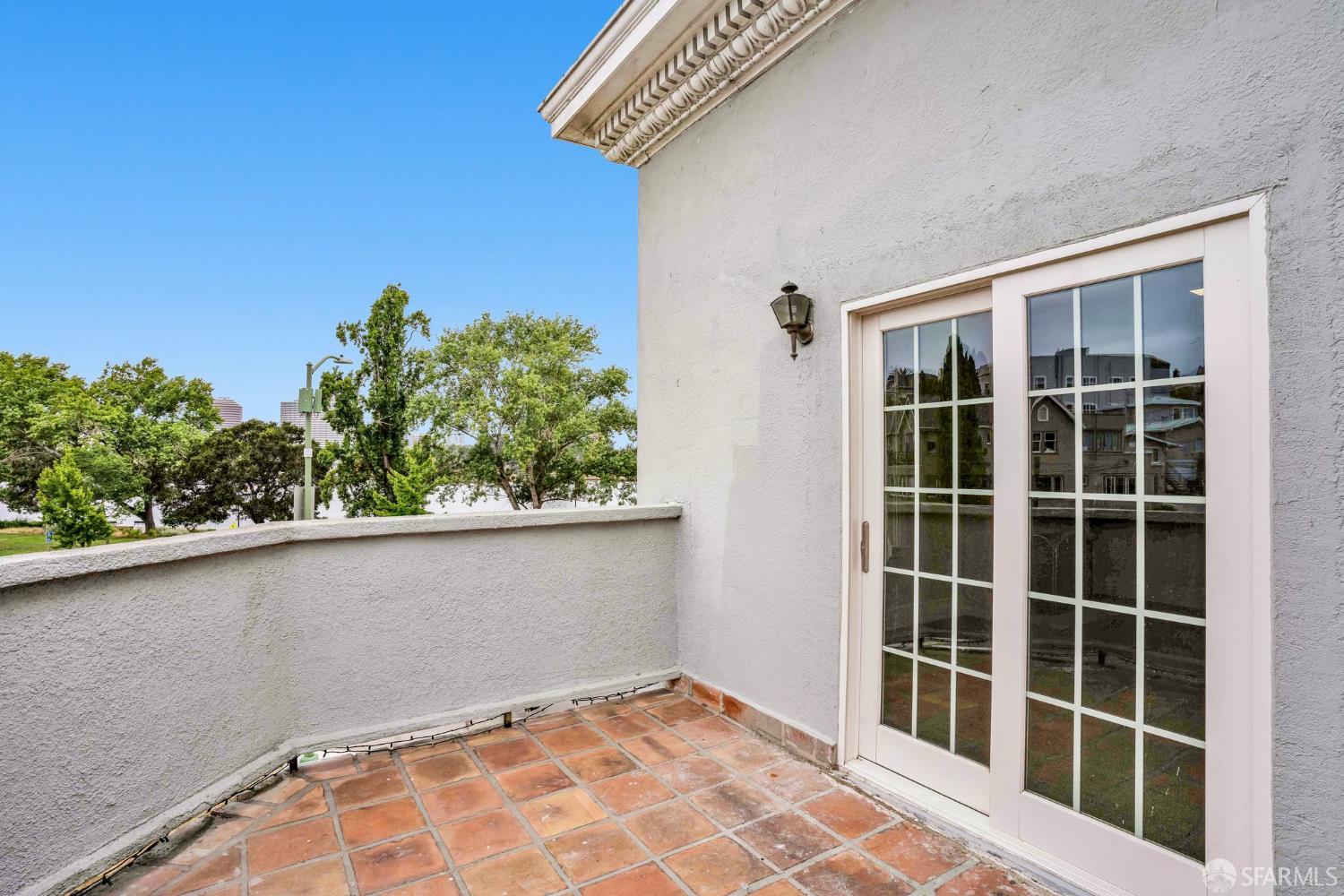 Detail Gallery Image 16 of 22 For 2108 Lakeshore Ave, Oakland,  CA 94606 - 10 Beds | 4/1 Baths