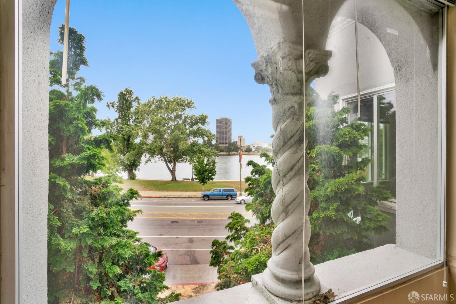 Detail Gallery Image 5 of 22 For 2108 Lakeshore Ave, Oakland,  CA 94606 - 10 Beds | 4/1 Baths