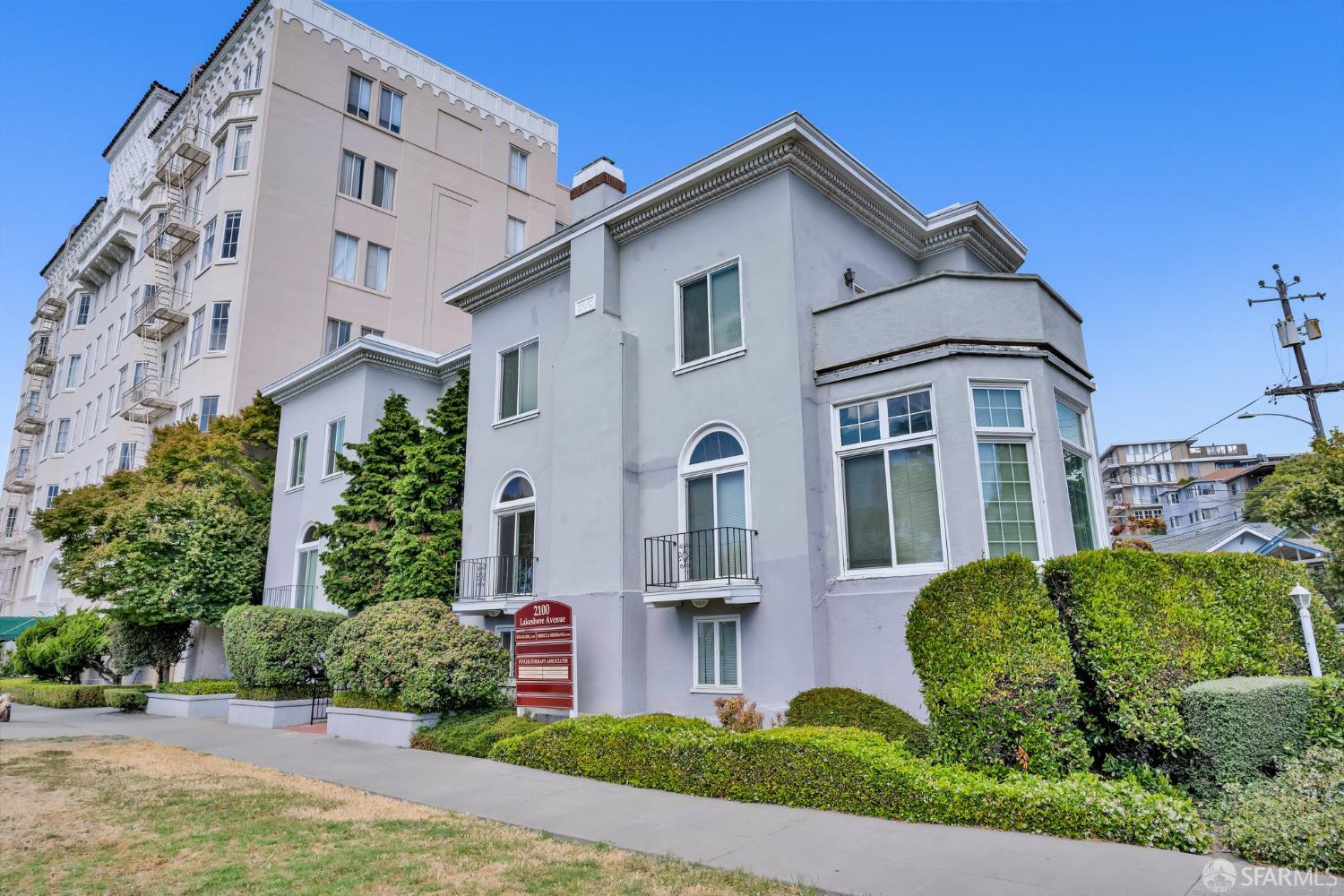 Detail Gallery Image 3 of 22 For 2108 Lakeshore Ave, Oakland,  CA 94606 - 10 Beds | 4/1 Baths