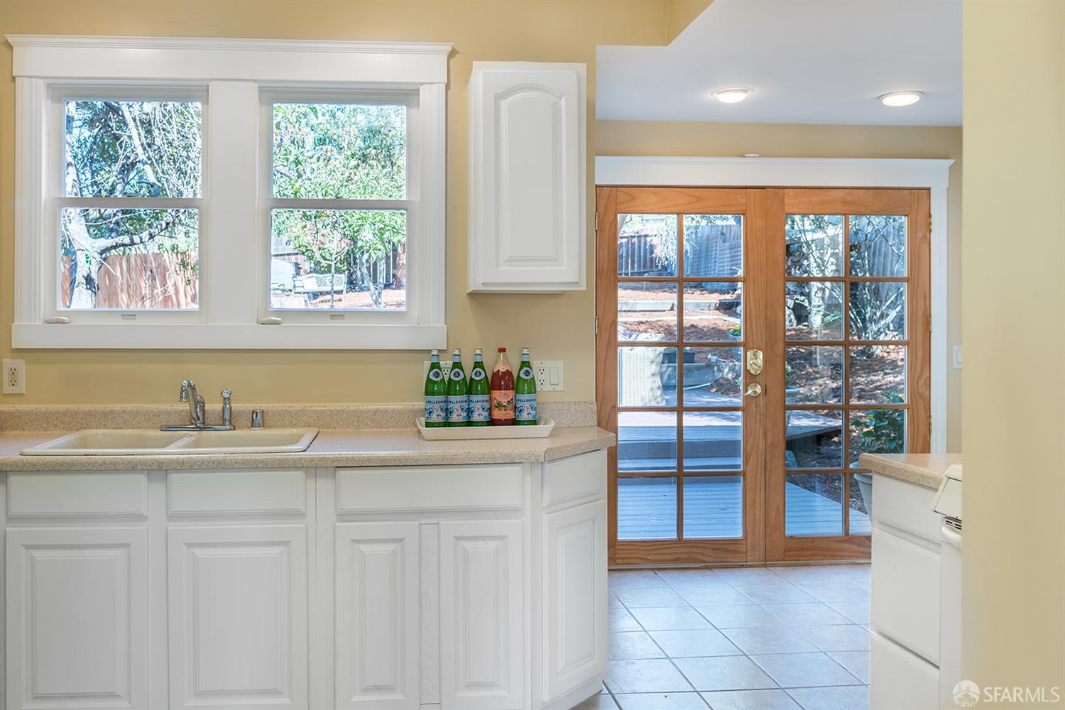 Detail Gallery Image 15 of 35 For 1708 Pleasant Valley Ave, Oakland,  CA 94611 - 3 Beds | 1/1 Baths