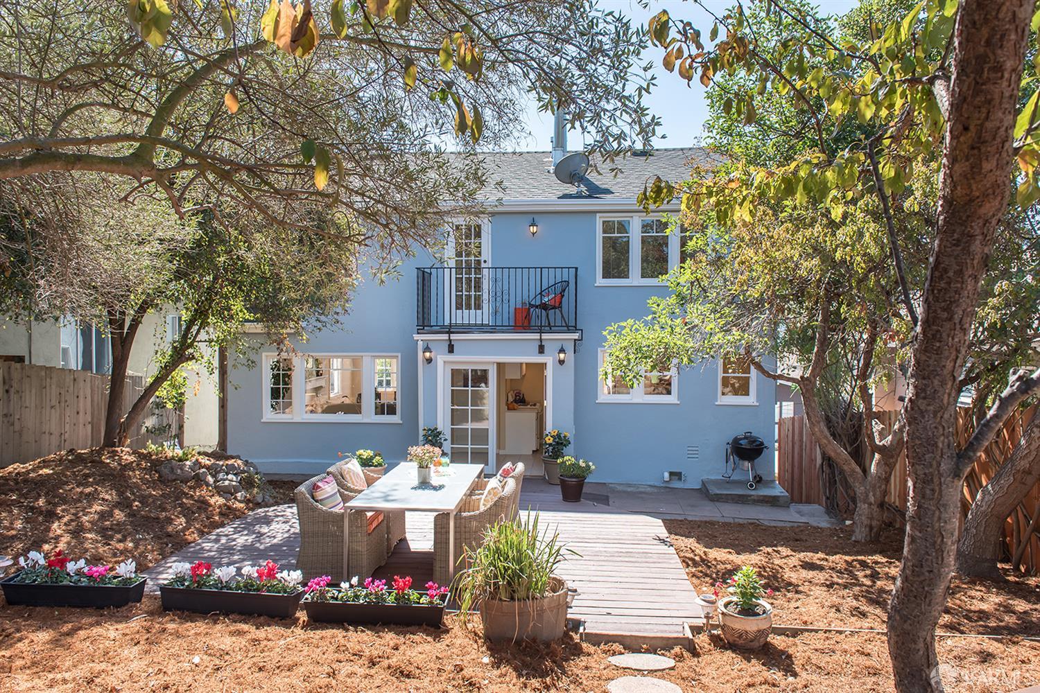 Detail Gallery Image 2 of 35 For 1708 Pleasant Valley Ave, Oakland,  CA 94611 - 3 Beds | 1/1 Baths