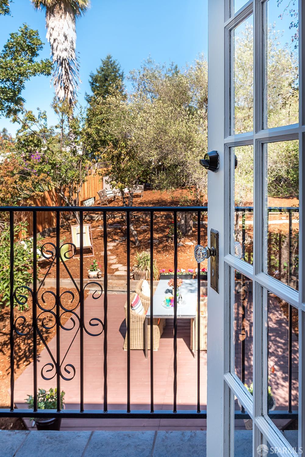 Detail Gallery Image 21 of 35 For 1708 Pleasant Valley Ave, Oakland,  CA 94611 - 3 Beds | 1/1 Baths
