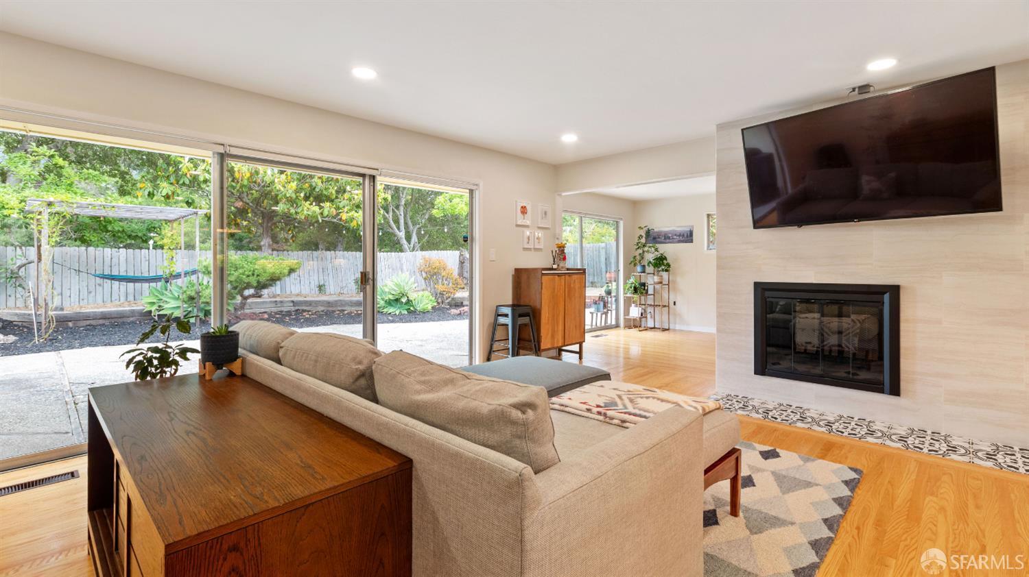 Detail Gallery Image 5 of 29 For 29 Woodcrest Cir, Oakland,  CA 94602 - 3 Beds | 2 Baths