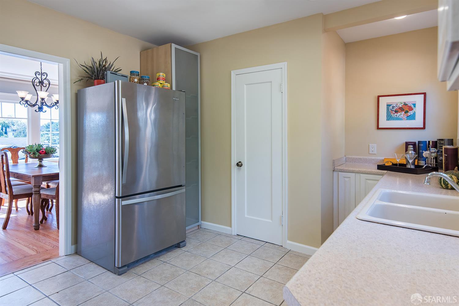 Detail Gallery Image 12 of 35 For 1708 Pleasant Valley Ave, Oakland,  CA 94611 - 3 Beds | 1/1 Baths