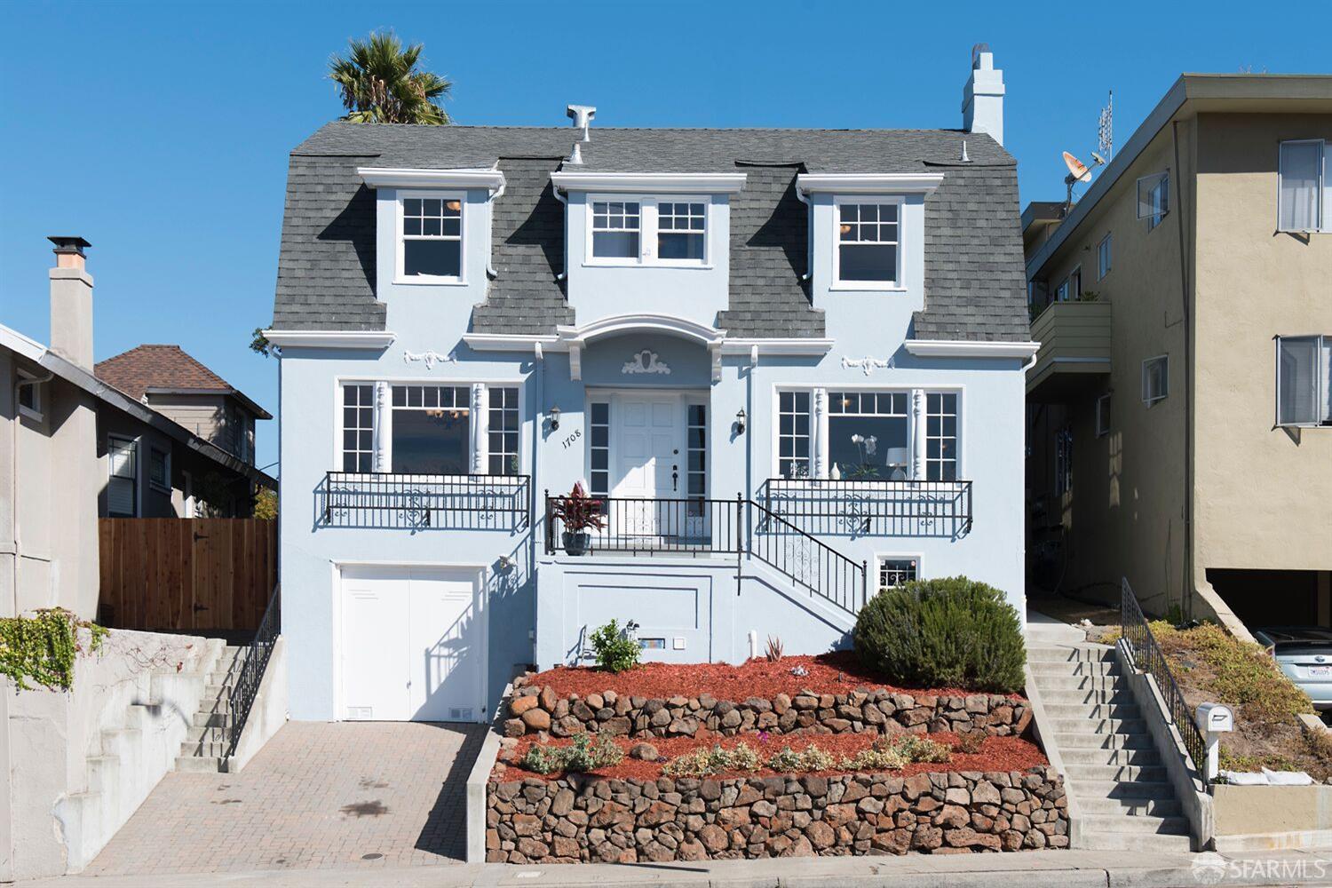Detail Gallery Image 1 of 35 For 1708 Pleasant Valley Ave, Oakland,  CA 94611 - 3 Beds | 1/1 Baths