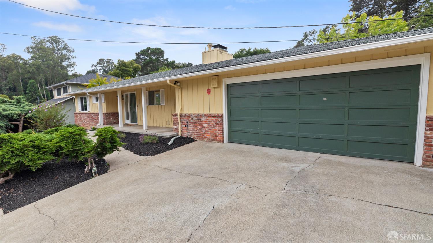 Detail Gallery Image 2 of 29 For 29 Woodcrest Cir, Oakland,  CA 94602 - 3 Beds | 2 Baths