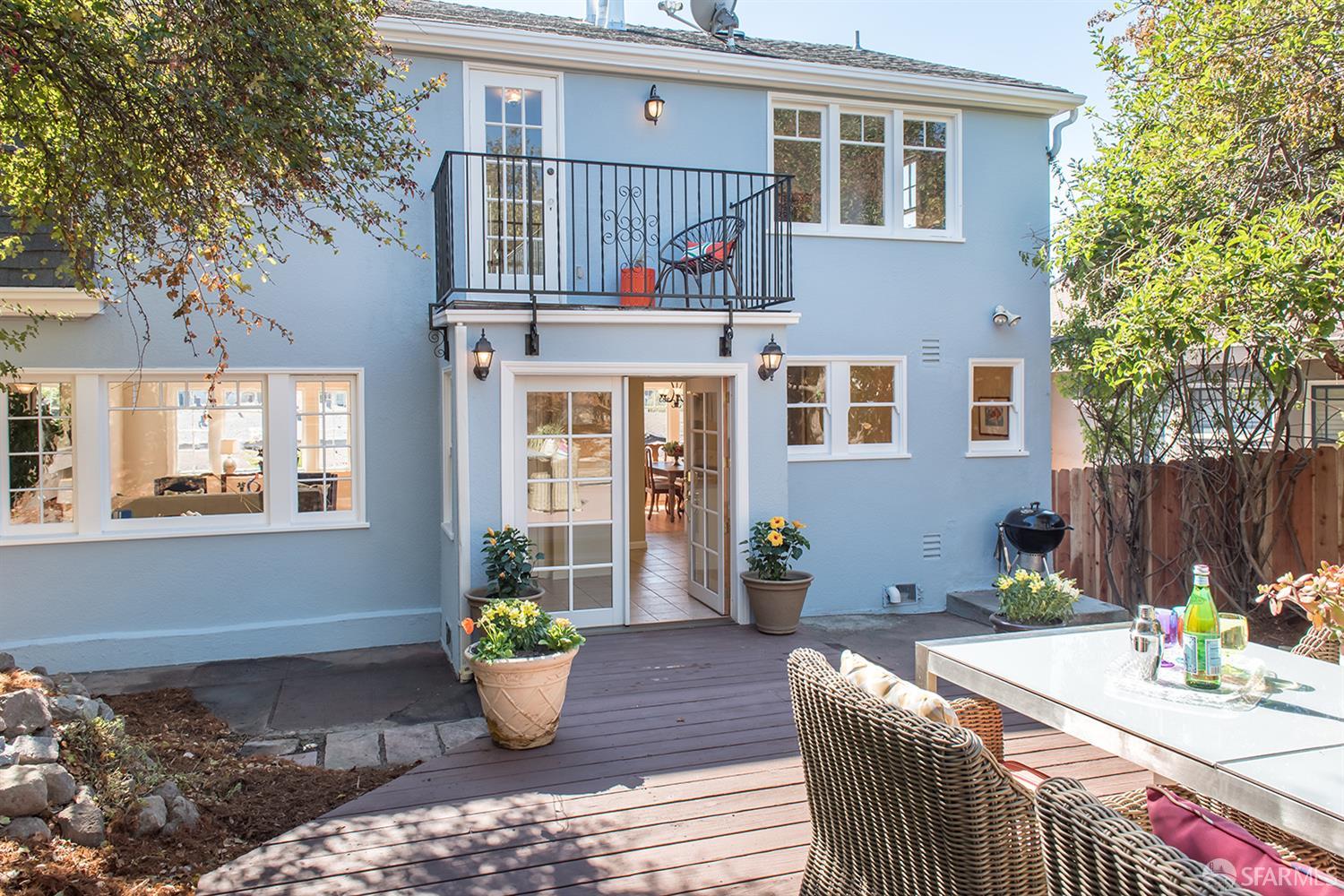Detail Gallery Image 17 of 35 For 1708 Pleasant Valley Ave, Oakland,  CA 94611 - 3 Beds | 1/1 Baths