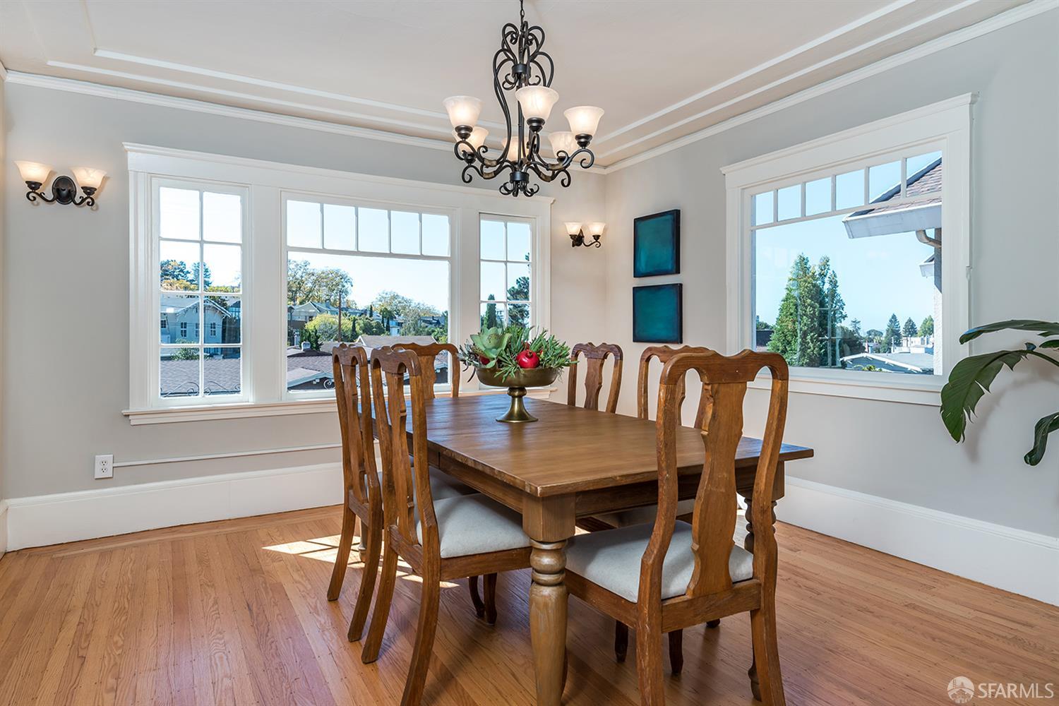 Detail Gallery Image 11 of 35 For 1708 Pleasant Valley Ave, Oakland,  CA 94611 - 3 Beds | 1/1 Baths