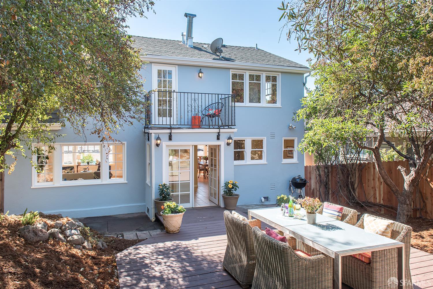Detail Gallery Image 23 of 35 For 1708 Pleasant Valley Ave, Oakland,  CA 94611 - 3 Beds | 1/1 Baths