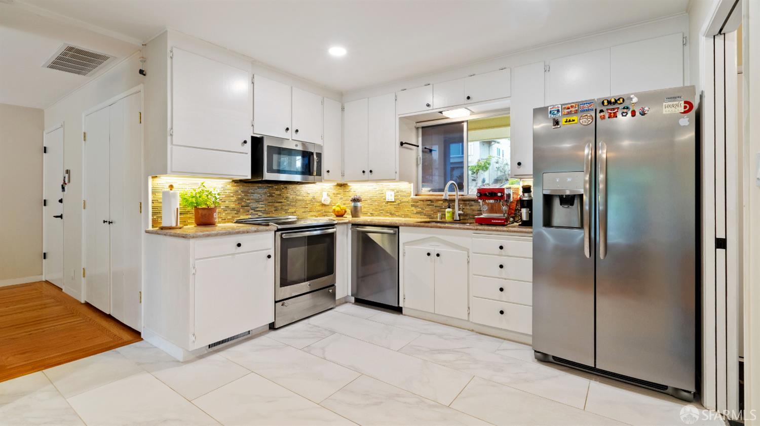 Detail Gallery Image 8 of 29 For 29 Woodcrest Cir, Oakland,  CA 94602 - 3 Beds | 2 Baths