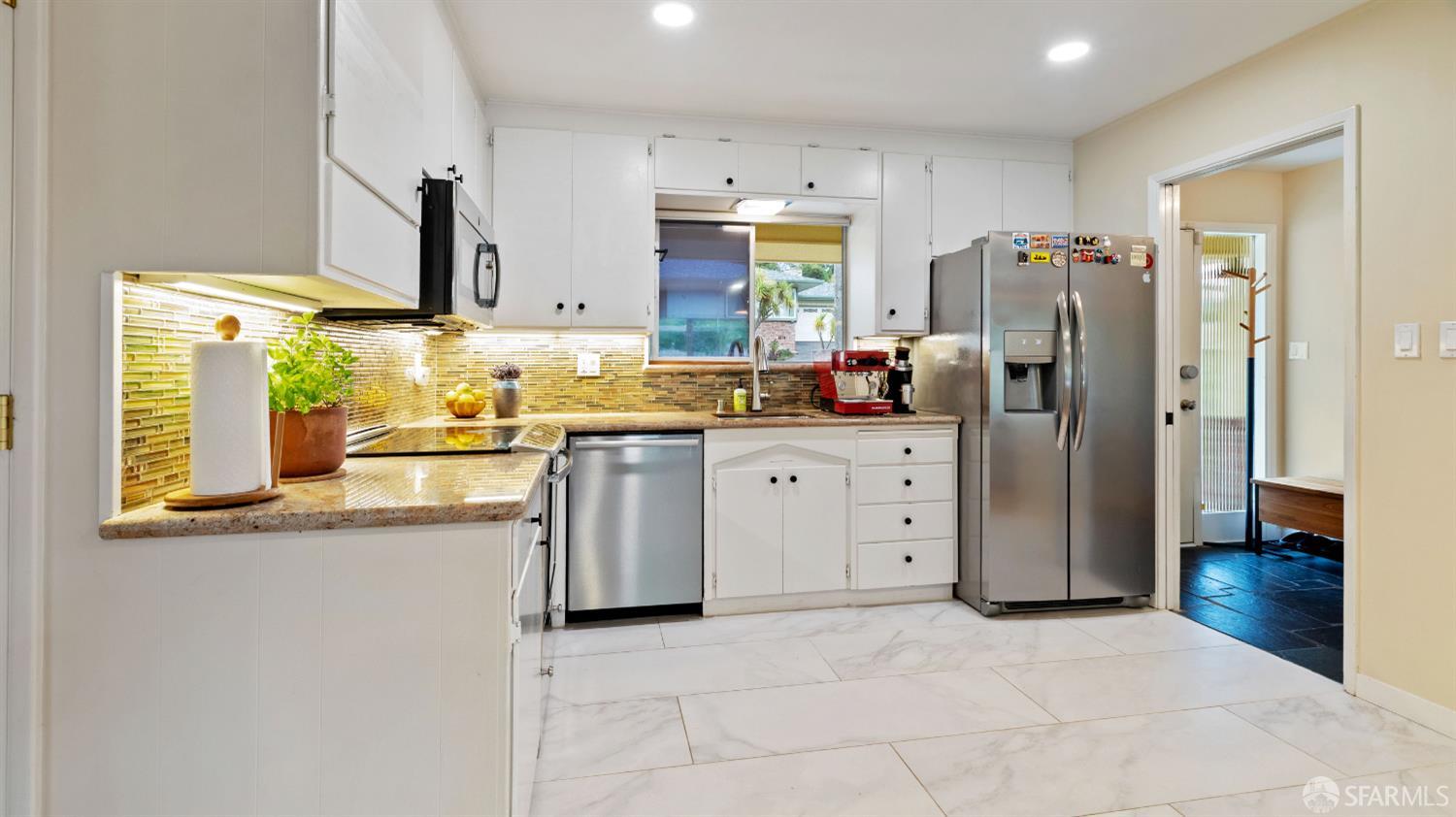 Detail Gallery Image 9 of 29 For 29 Woodcrest Cir, Oakland,  CA 94602 - 3 Beds | 2 Baths