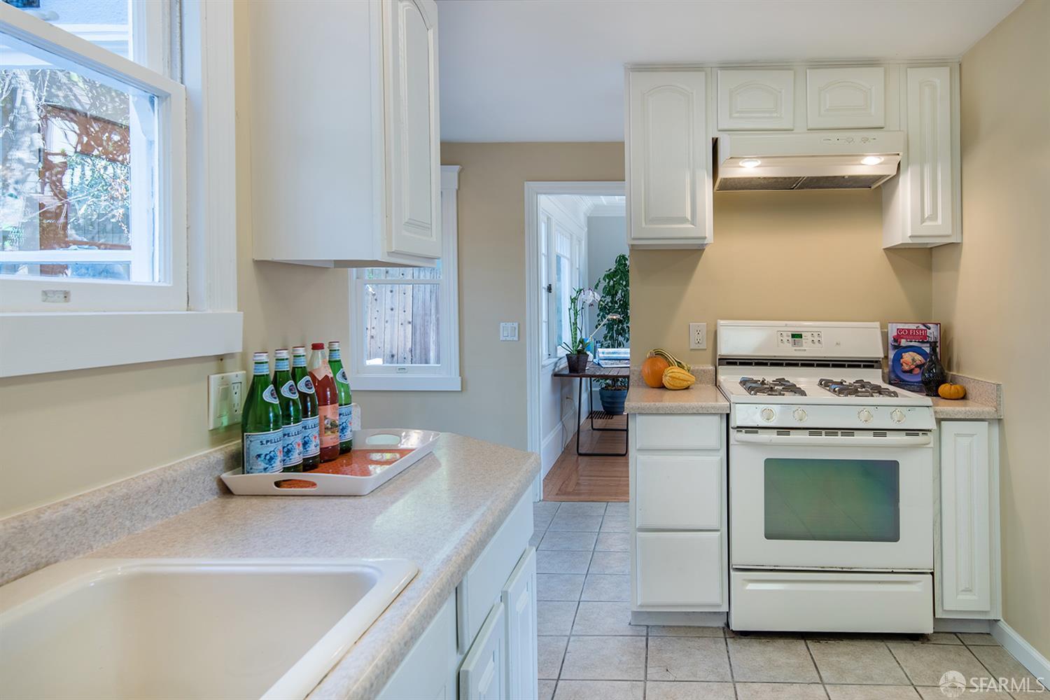 Detail Gallery Image 13 of 35 For 1708 Pleasant Valley Ave, Oakland,  CA 94611 - 3 Beds | 1/1 Baths