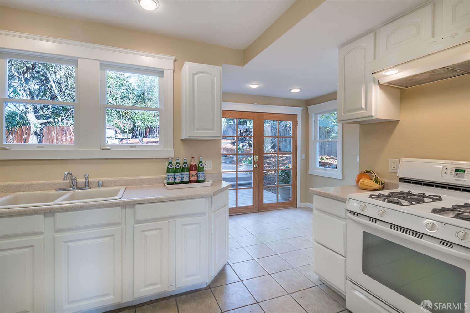 Detail Gallery Image 14 of 35 For 1708 Pleasant Valley Ave, Oakland,  CA 94611 - 3 Beds | 1/1 Baths