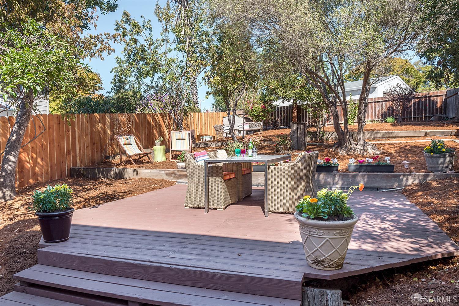 Detail Gallery Image 16 of 35 For 1708 Pleasant Valley Ave, Oakland,  CA 94611 - 3 Beds | 1/1 Baths