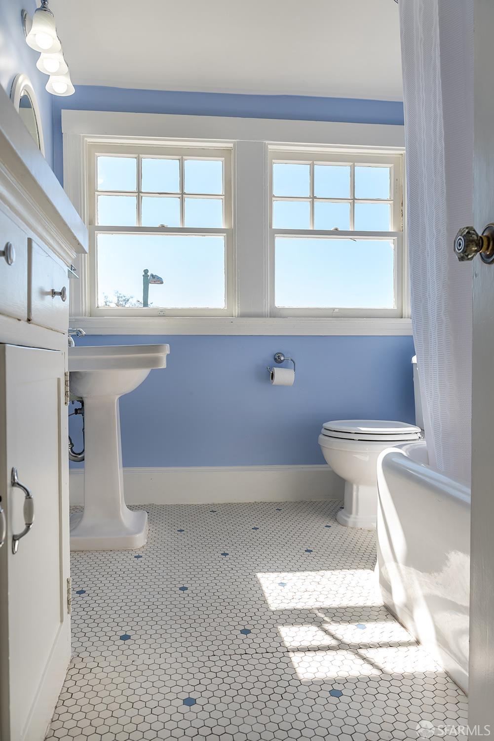 Detail Gallery Image 24 of 35 For 1708 Pleasant Valley Ave, Oakland,  CA 94611 - 3 Beds | 1/1 Baths