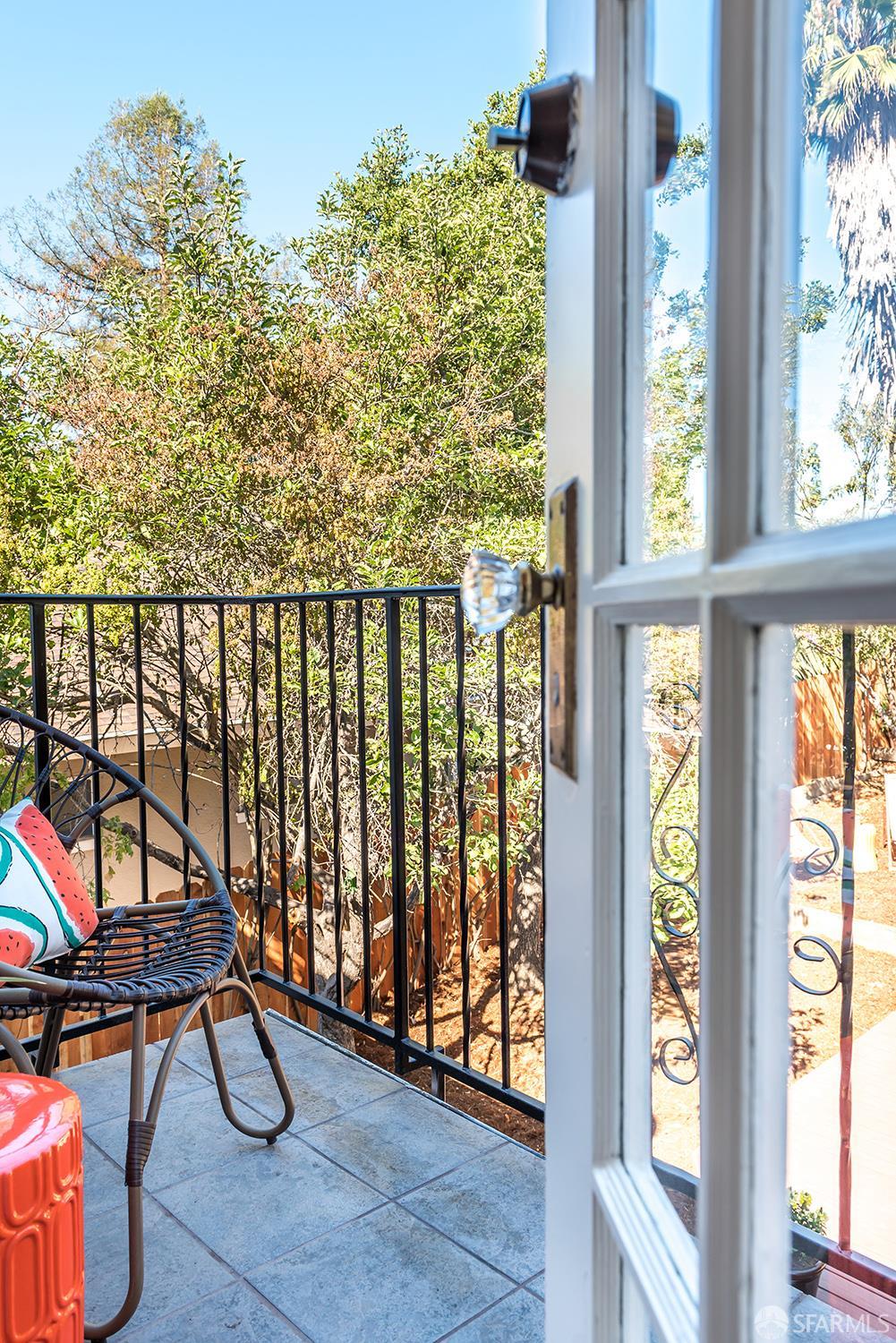 Detail Gallery Image 20 of 35 For 1708 Pleasant Valley Ave, Oakland,  CA 94611 - 3 Beds | 1/1 Baths