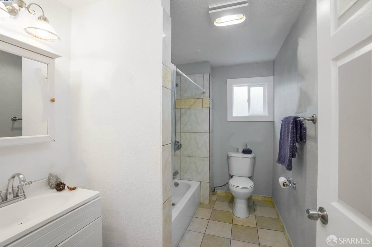 Detail Gallery Image 5 of 11 For 125 7th St, Richmond,  CA 94801 - 6 Beds | 2 Baths