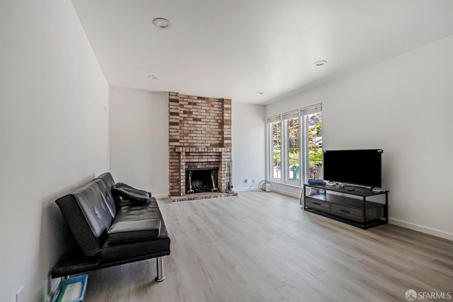 Detail Gallery Image 5 of 36 For 2675 Simas Ave, Pinole,  CA 94564 - 3 Beds | 2 Baths