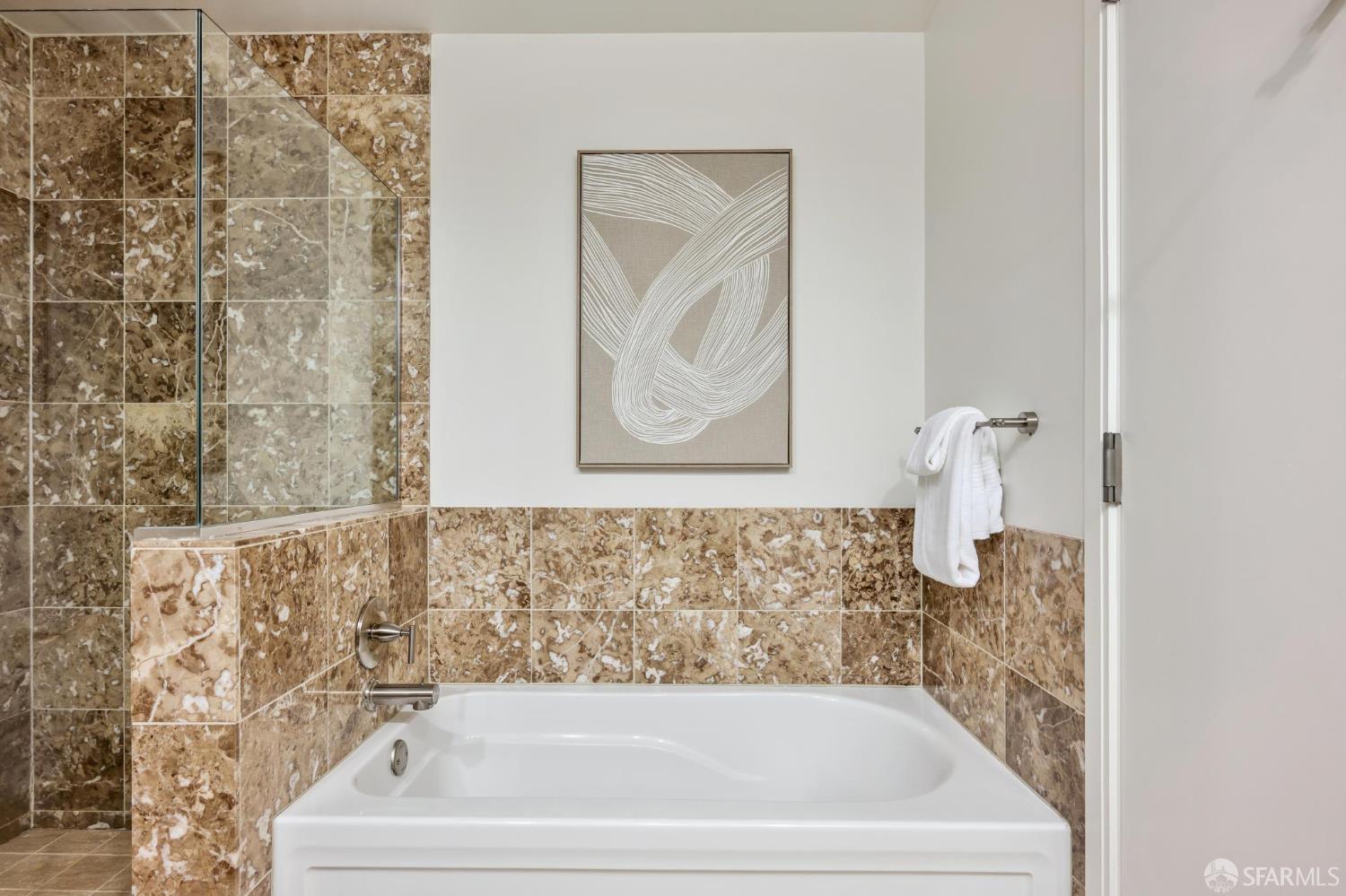 Photo #17: 425030539 Listing: Photo #17