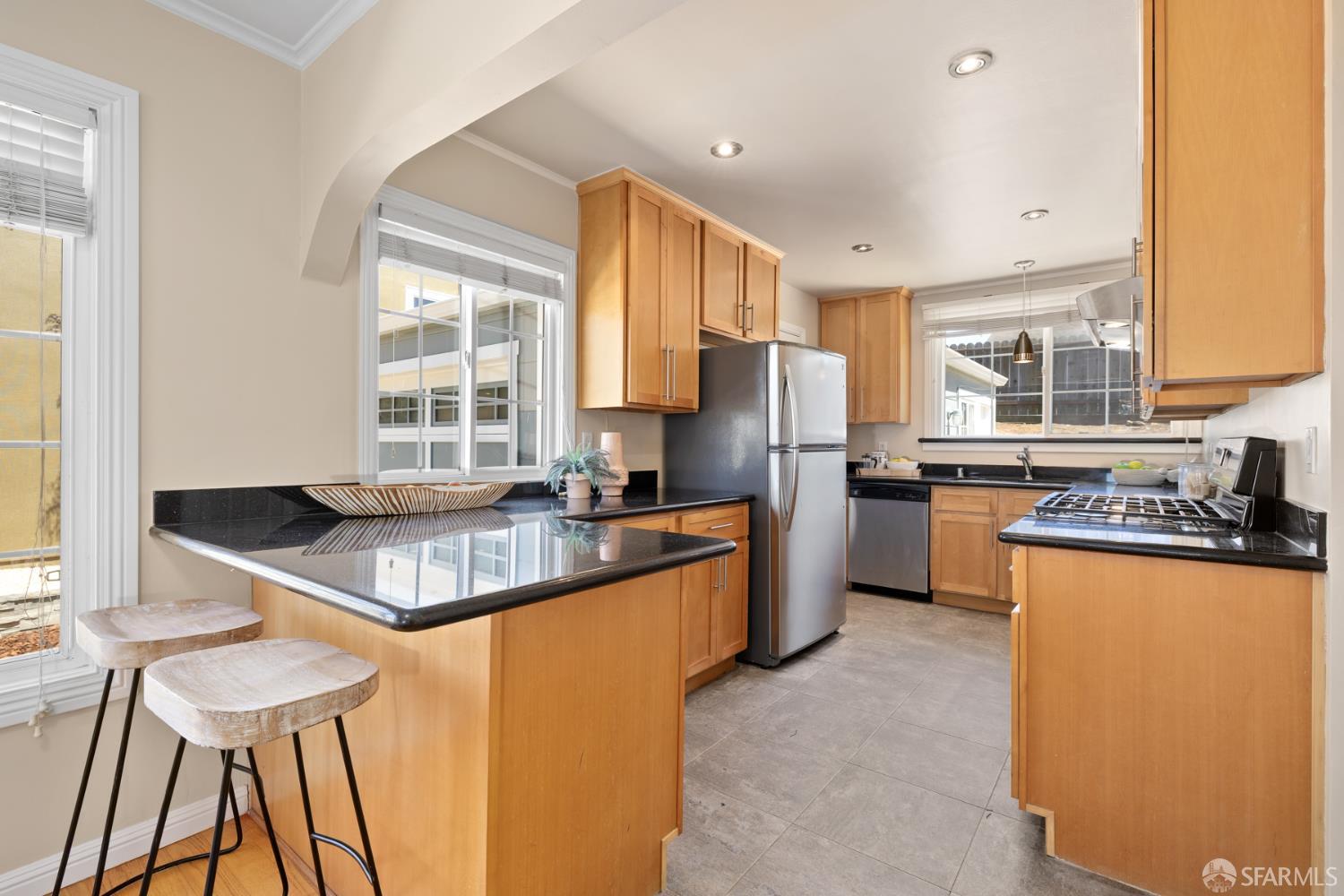 Detail Gallery Image 7 of 14 For 213 Manor Dr, South San Francisco,  CA 94080 - 2 Beds | 1 Baths