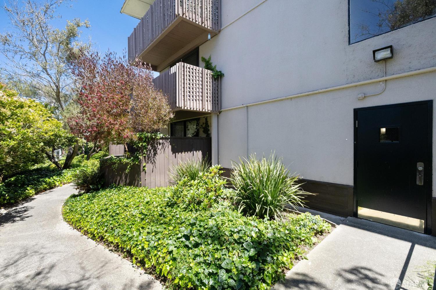 Detail Gallery Image 5 of 58 For 3256 Shelter Creek Ln, San Bruno,  CA 94066 - 1 Beds | 1 Baths