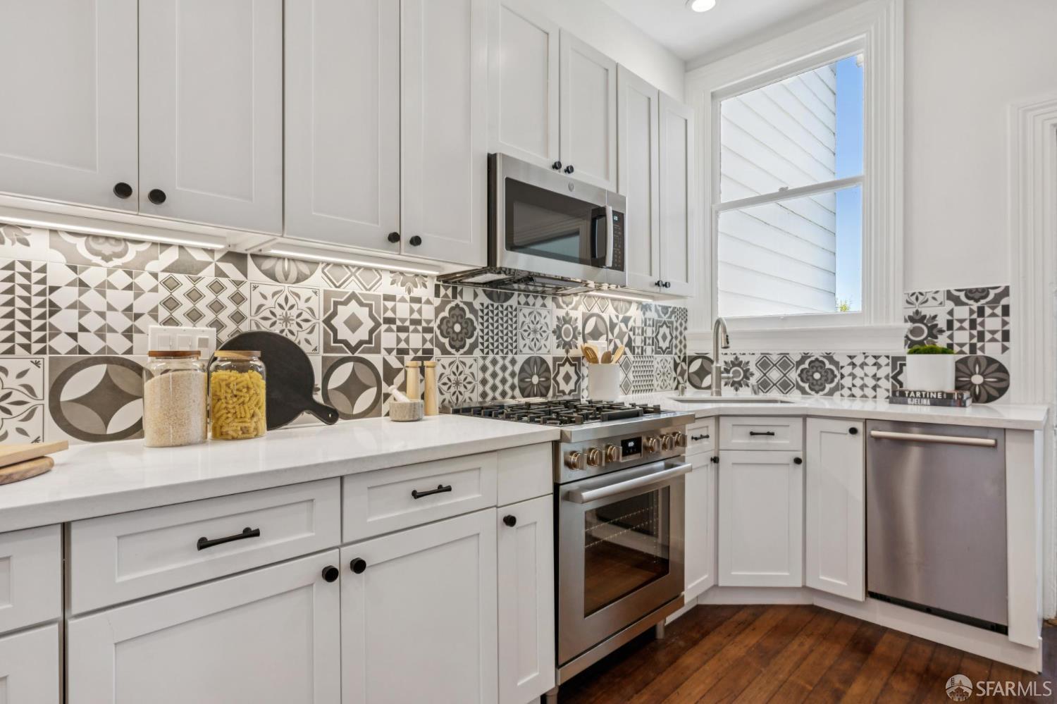 Detail Gallery Image 14 of 52 For 1524 Mcallister St, San Francisco,  CA 94115 - 3 Beds | 1/1 Baths