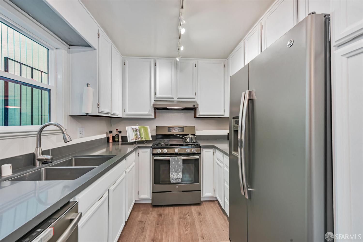 Detail Gallery Image 16 of 58 For 4444 Clarewood Dr, Oakland,  CA 94618 - 2 Beds | 2/1 Baths