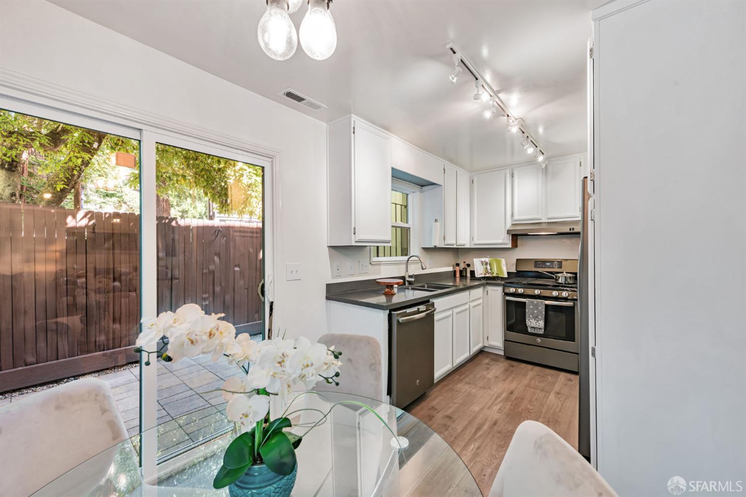 Detail Gallery Image 22 of 58 For 4444 Clarewood Dr, Oakland,  CA 94618 - 2 Beds | 2/1 Baths