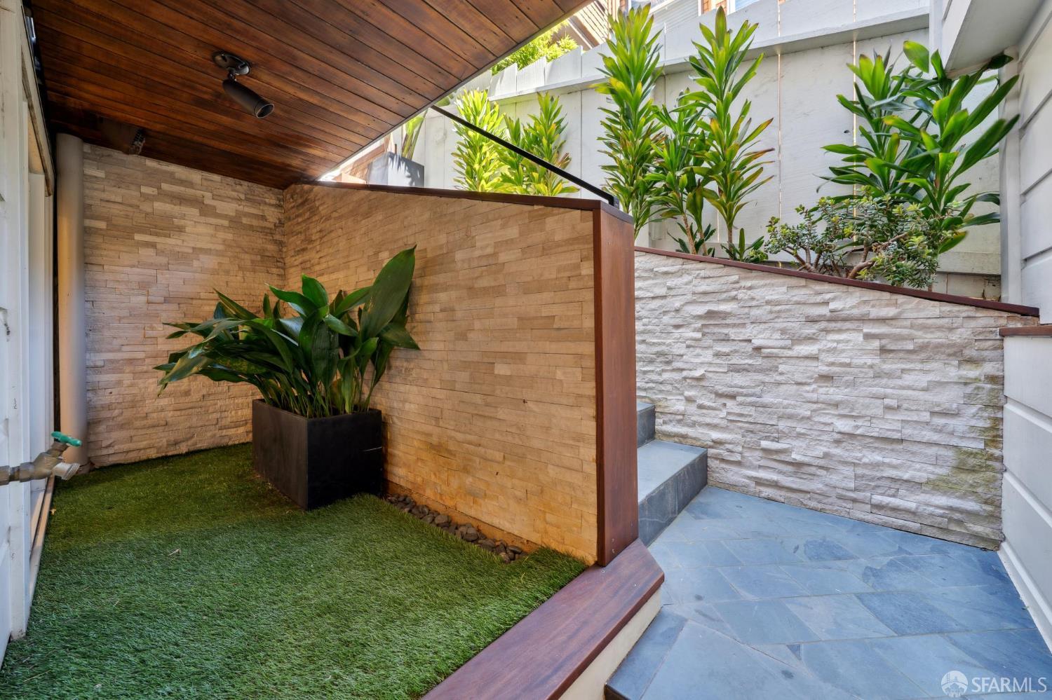 Detail Gallery Image 21 of 37 For 392 Corbett Ave, San Francisco,  CA 94114 - 1 Beds | 1/1 Baths