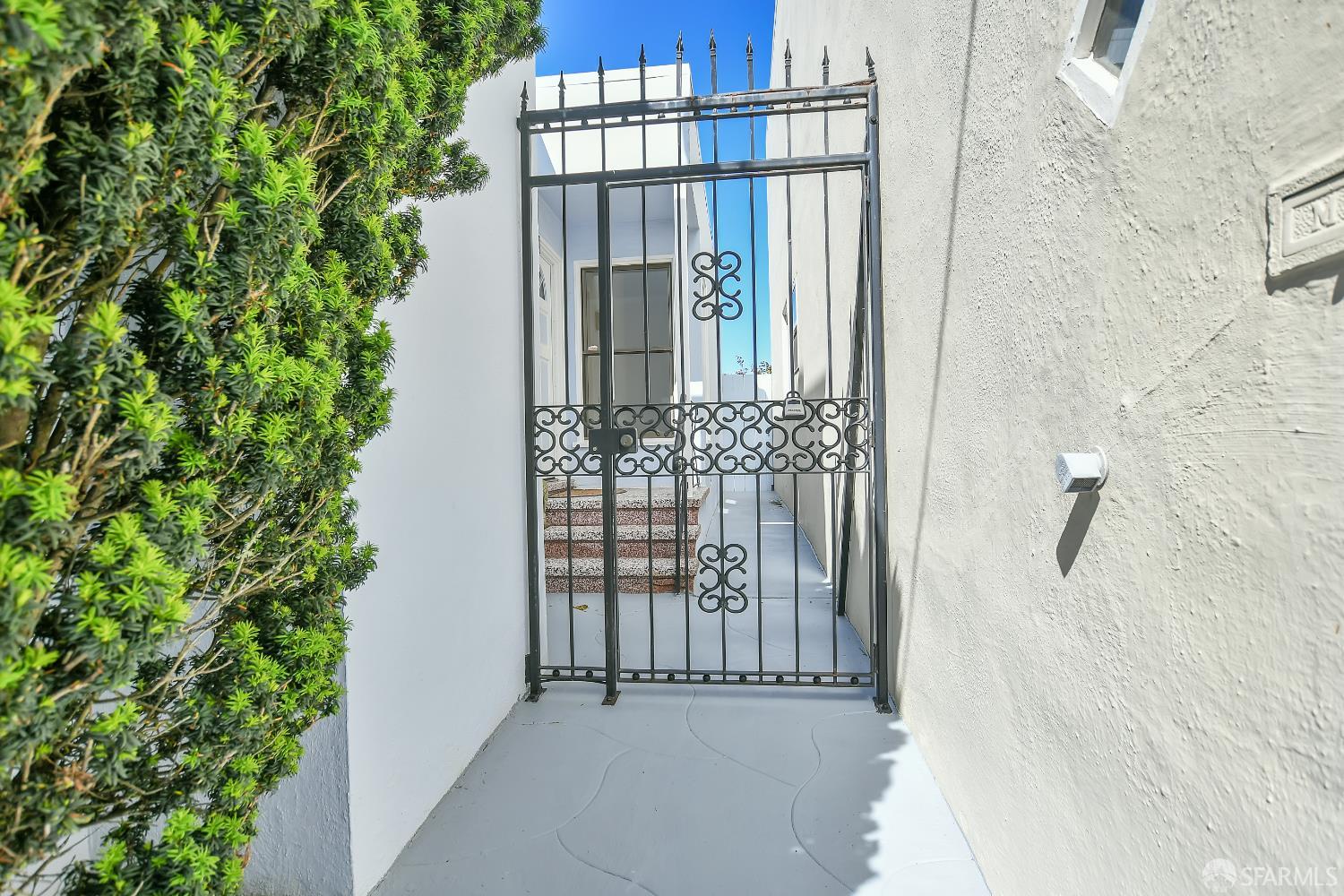 Detail Gallery Image 5 of 32 For 17 Lapham Way, San Francisco,  CA 94112 - 2 Beds | 1 Baths