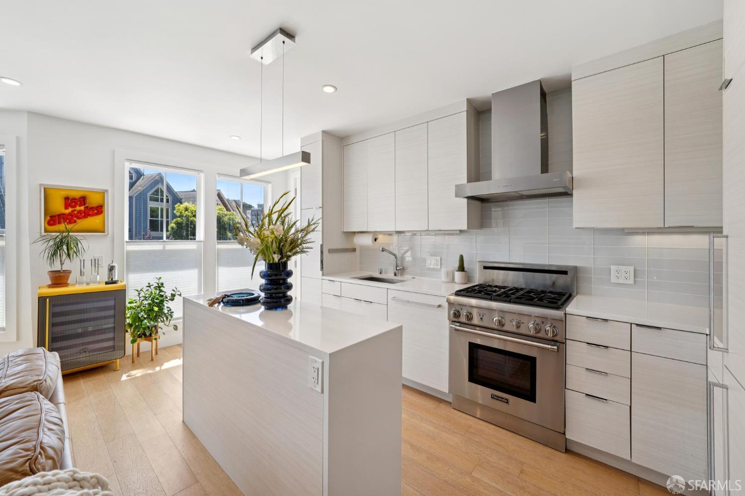 Detail Gallery Image 9 of 37 For 392 Corbett Ave, San Francisco,  CA 94114 - 1 Beds | 1/1 Baths