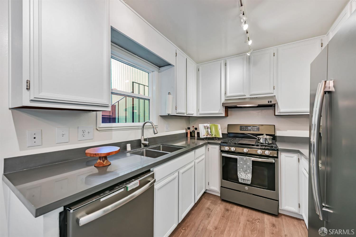 Detail Gallery Image 15 of 58 For 4444 Clarewood Dr, Oakland,  CA 94618 - 2 Beds | 2/1 Baths