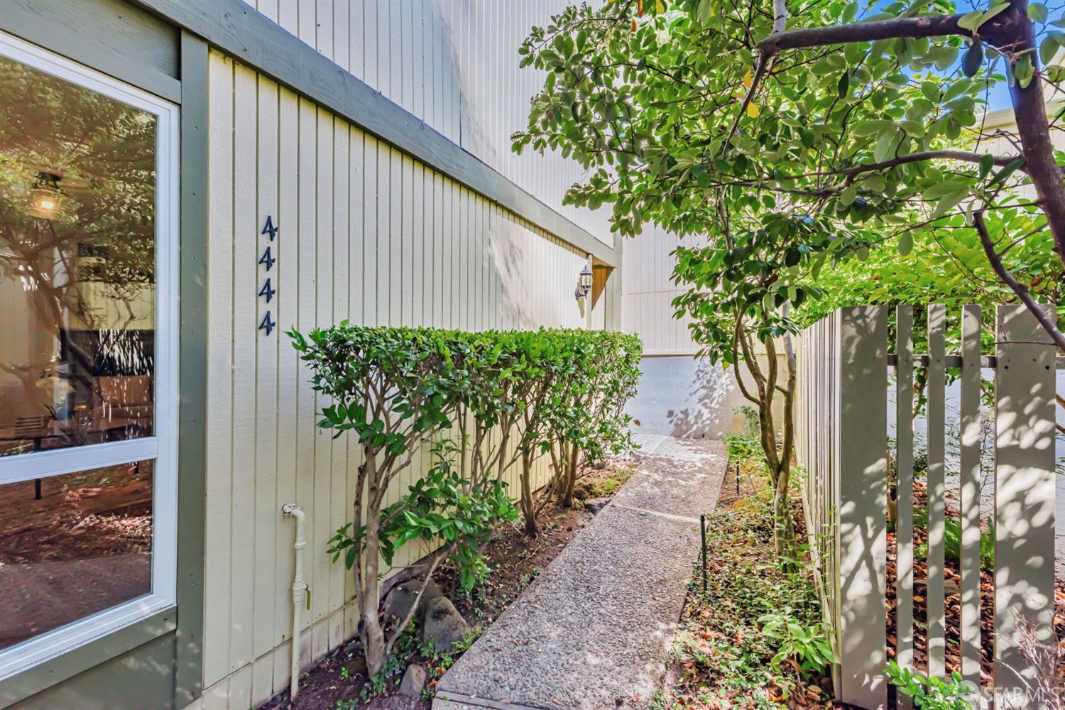 Detail Gallery Image 4 of 58 For 4444 Clarewood Dr, Oakland,  CA 94618 - 2 Beds | 2/1 Baths