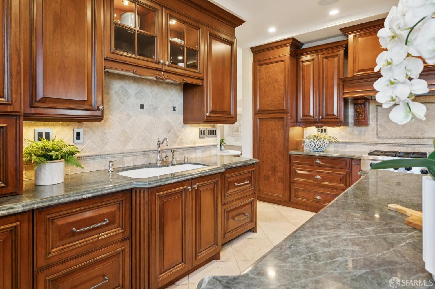 Detail Gallery Image 13 of 94 For 729 Douglass St, San Francisco,  CA 94114 - – Beds | – Baths