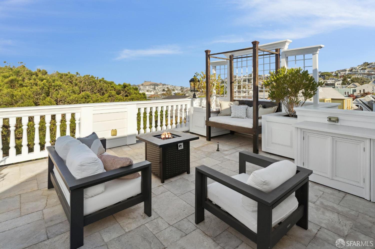 Detail Gallery Image 36 of 93 For 729 Douglass St, San Francisco,  CA 94114 - 7 Beds | 7 Baths