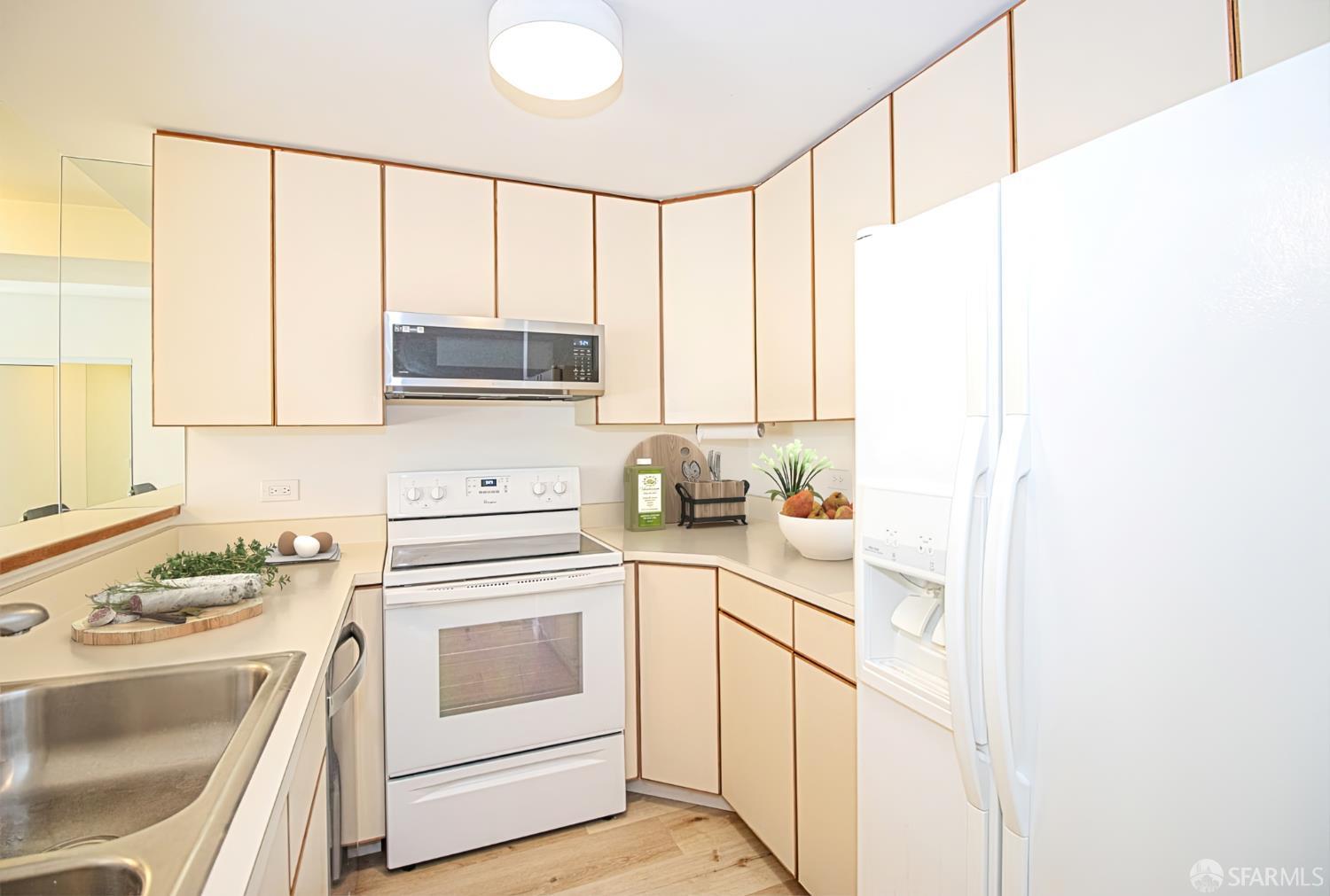 Photo #8: 425051696 Listing: Photo #8
