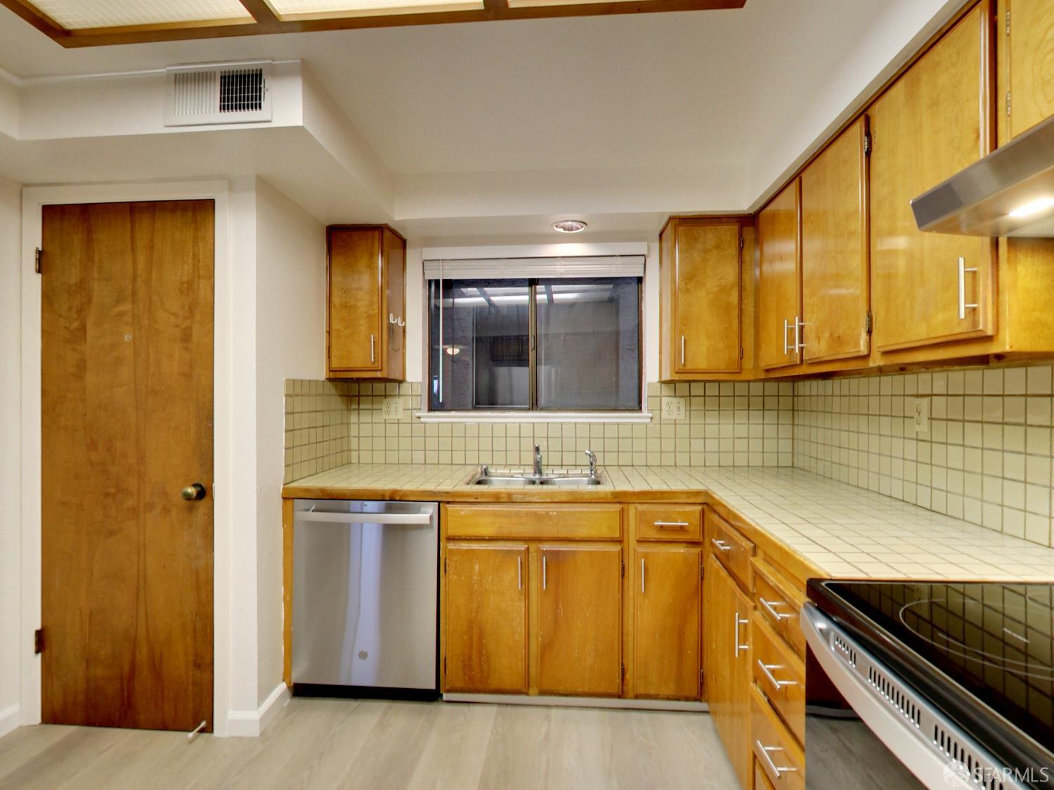 Detail Gallery Image 6 of 46 For 1279 41st Ave, San Francisco,  CA 94122 - – Beds | – Baths