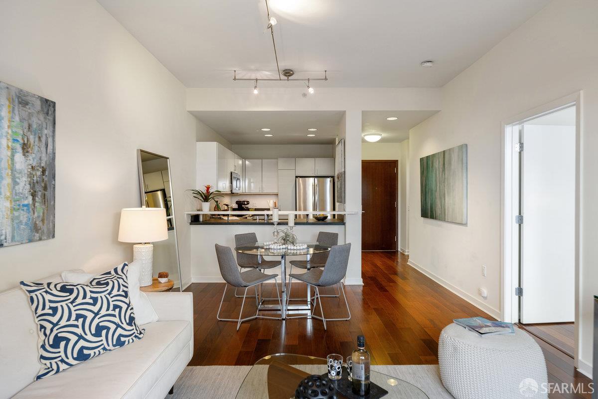 Photo #5: 425048716 Listing 