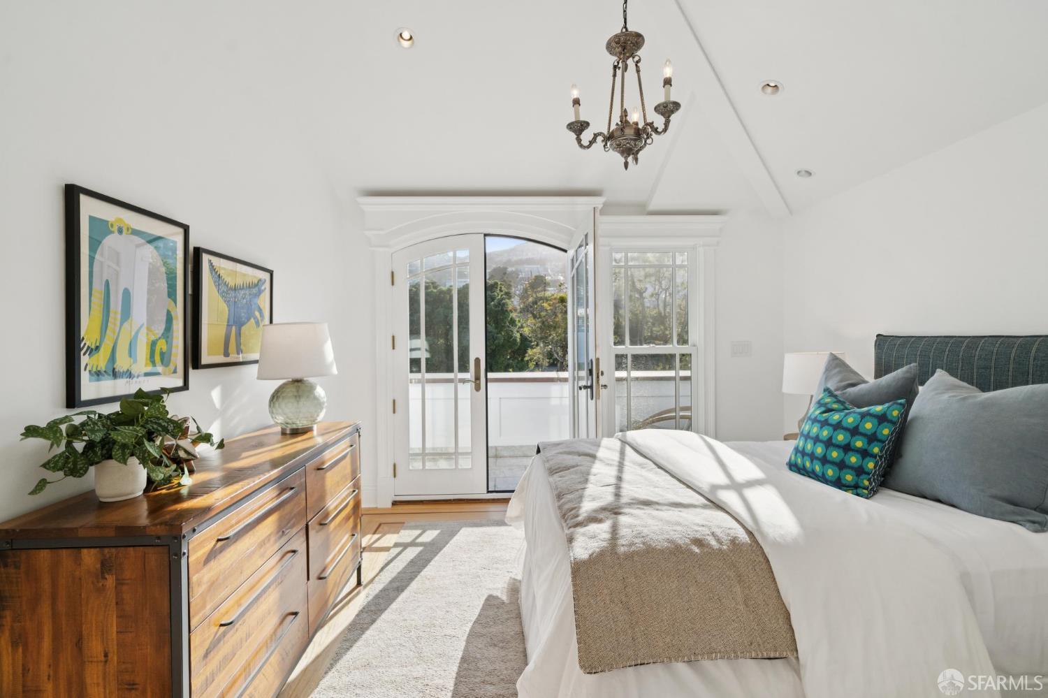 Detail Gallery Image 41 of 93 For 729 Douglass St, San Francisco,  CA 94114 - 7 Beds | 7 Baths