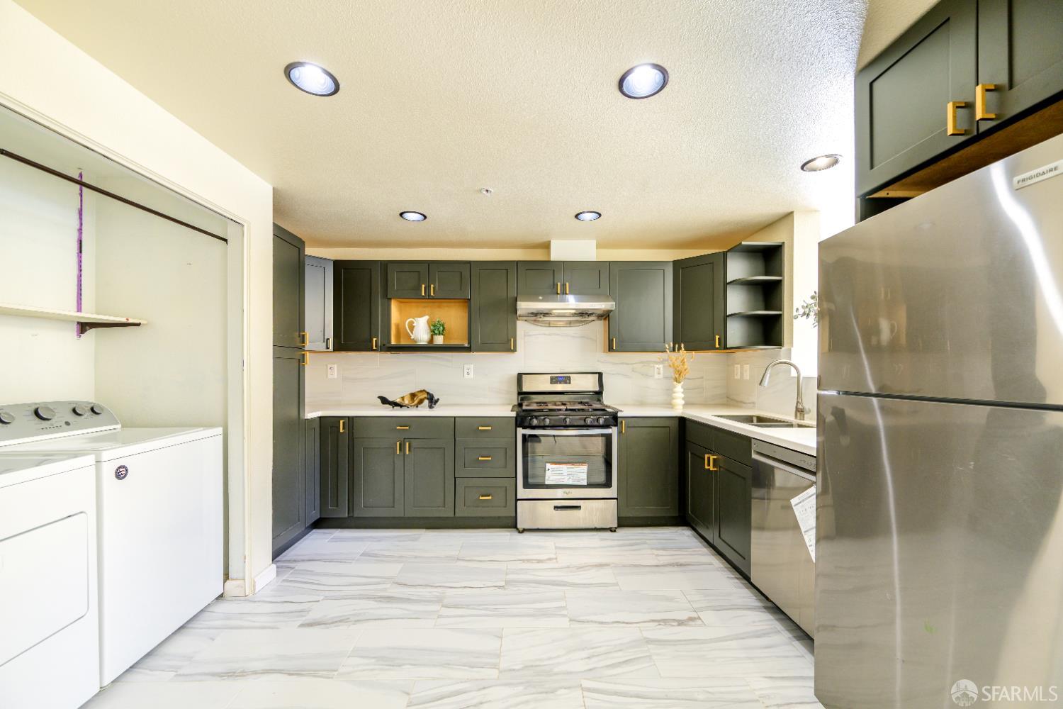 Detail Gallery Image 24 of 76 For 103 Stoneridge Ln #2210,  San Francisco,  CA 94134 - 3 Beds | 2 Baths