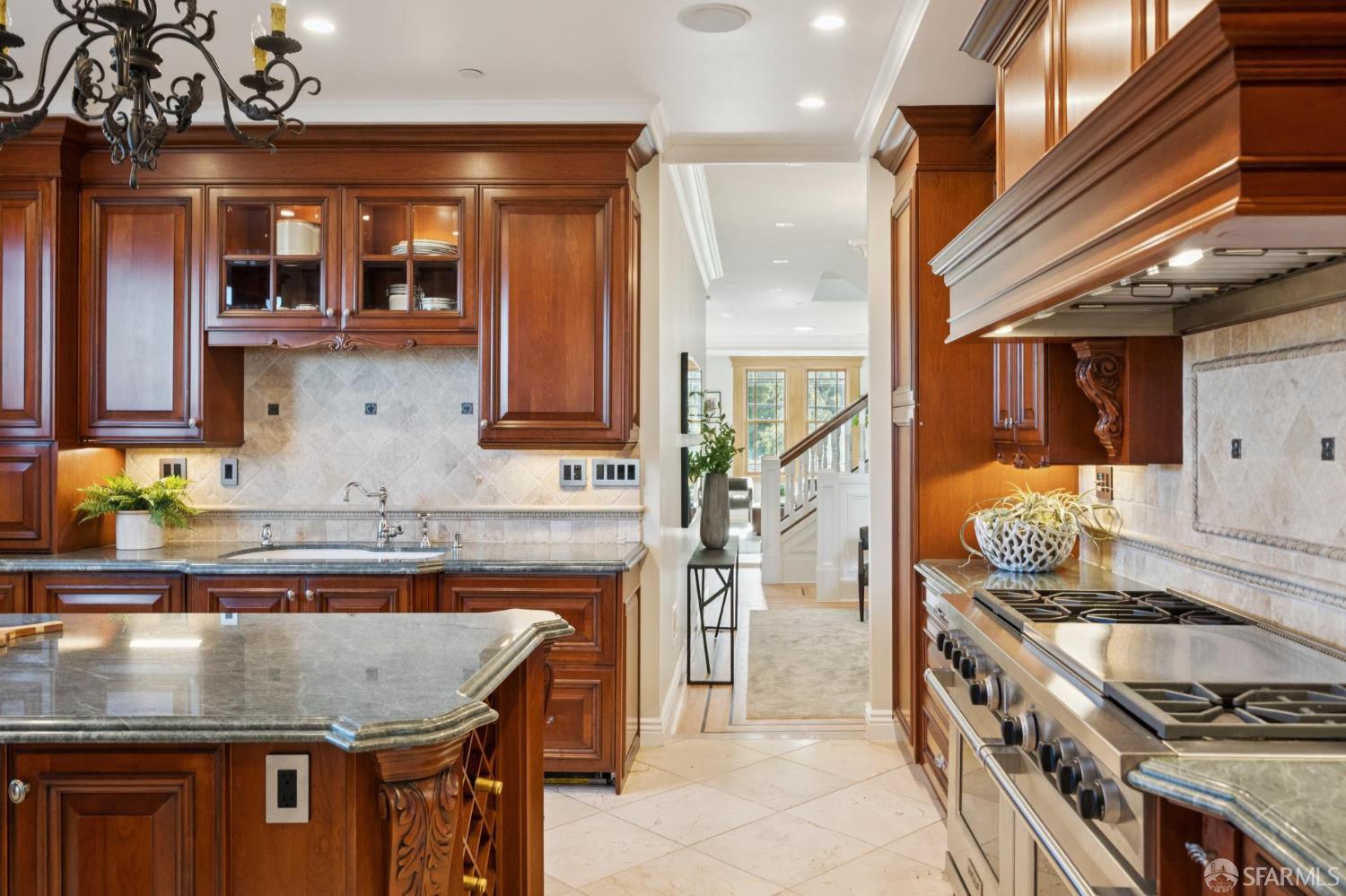 Detail Gallery Image 11 of 93 For 729 Douglass St, San Francisco,  CA 94114 - 7 Beds | 7 Baths
