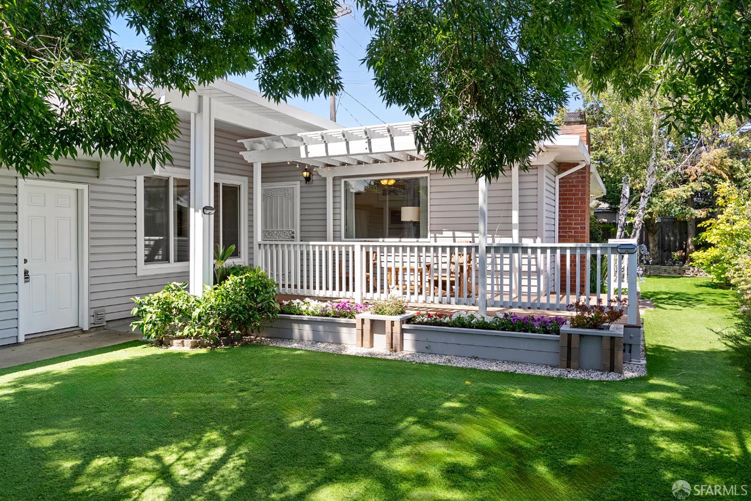 Detail Gallery Image 3 of 38 For 1811 Hamlet St, San Mateo,  CA 94403 - 3 Beds | 2 Baths