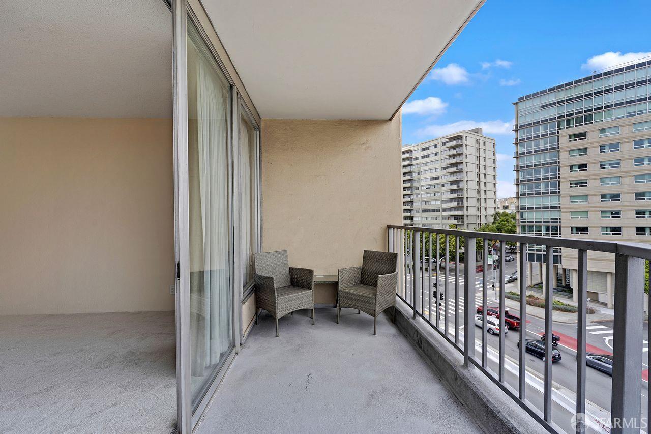 Photo #3: 425051539 Listing 
