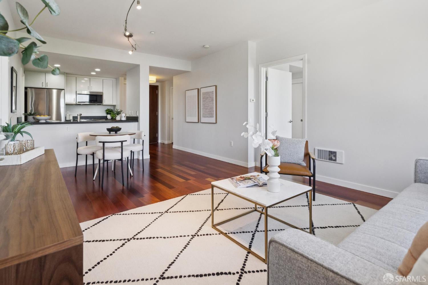 Photo #5: 425048546 Listing 